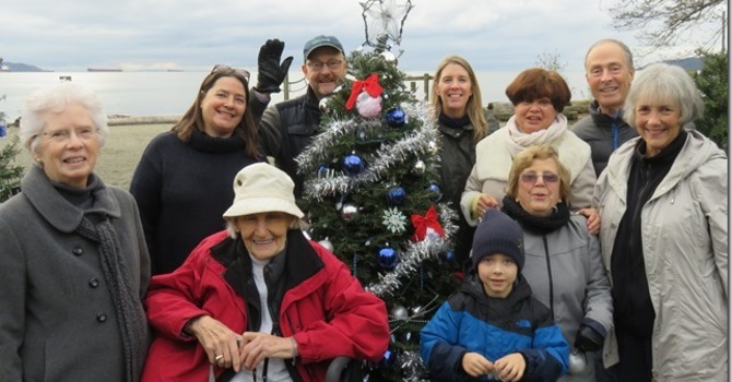 2016 Dundarave Christmas tree decorating