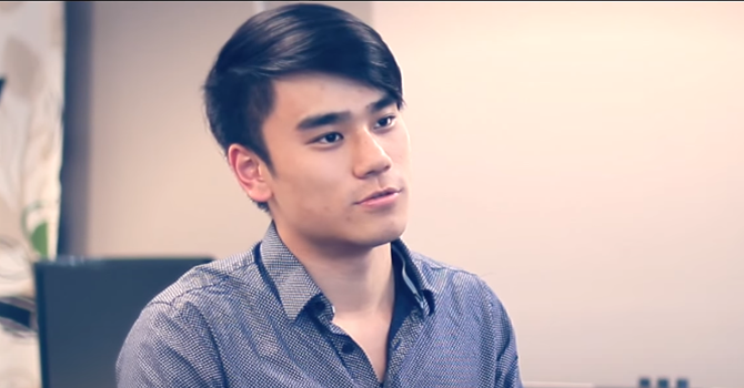 獎盃 。 Carson image